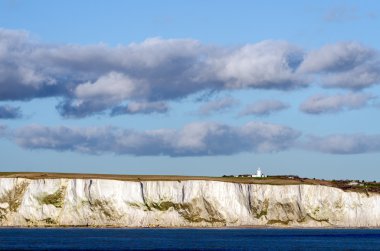 Dover beyaz kayalıklarla ve Güney kıvrım deniz feneri