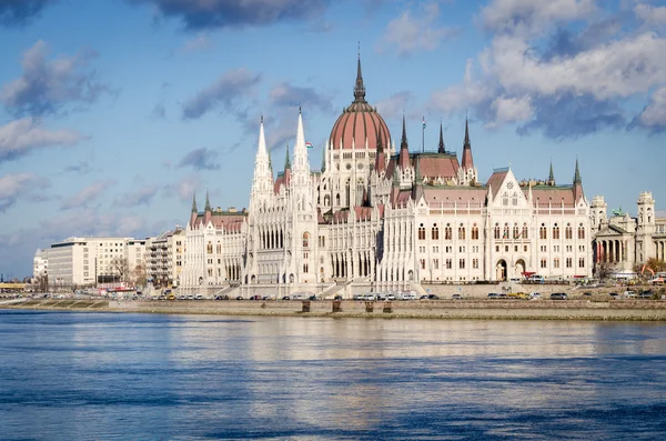 Budapest, el Parlamento húngaro y el Danubio — Foto de Stock