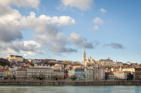 Βουδαπέστη, θέα στο Δούναβη και το Βούδα με την εκκλησία του Saint matthias — Φωτογραφία Αρχείου