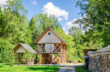 tipik eski ahır (çift hayracks) Slovenya