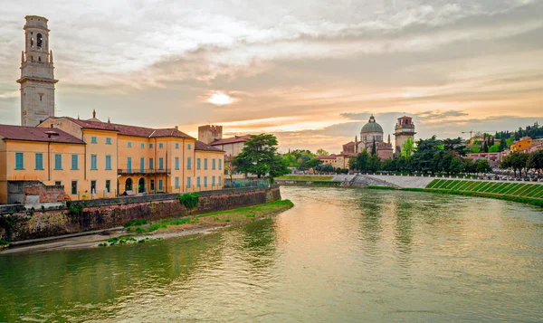 Verona, Itálie, panorama při západu slunce — Stock fotografie
