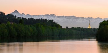 Torino, panorama Mole Antonelliana ve Monviso ile