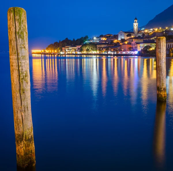 Gardajärvi, kaupunki Limone sul Garda (Lombardia, Italia) sinisellä hetkellä — kuvapankkivalokuva