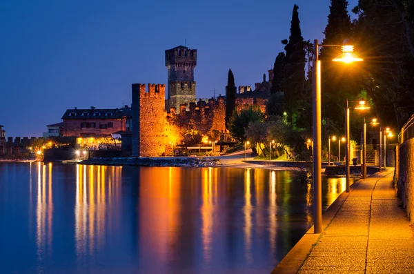 Jezero Garda, městečko Sirmione (Lombardie, Itálie) v modré hodiny — Stock fotografie