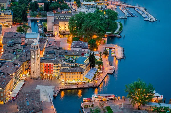 Λίμνη garda, πόλη της riva del garda, Ιταλία (μπλε ώρα) — Φωτογραφία Αρχείου