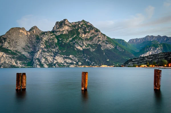 Lago di Garda, вид з місті Torbole на ранній ранок — стокове фото