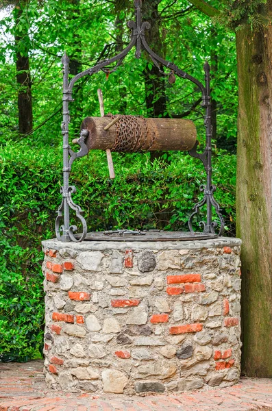 Stary kamień woda dobrze — Zdjęcie stockowe