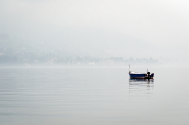 Puslu hava ile gölde tekne