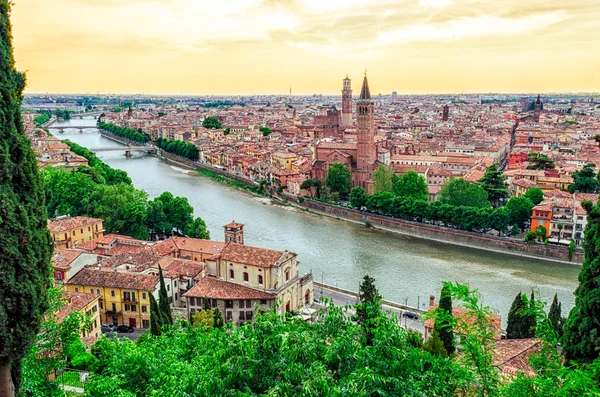 Verona Italia panorama con il fiume Adige al tramonto — Foto Stock