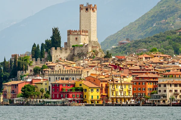 Gardasjön, staden Malcesine (Veneto, Italien) — Stockfoto