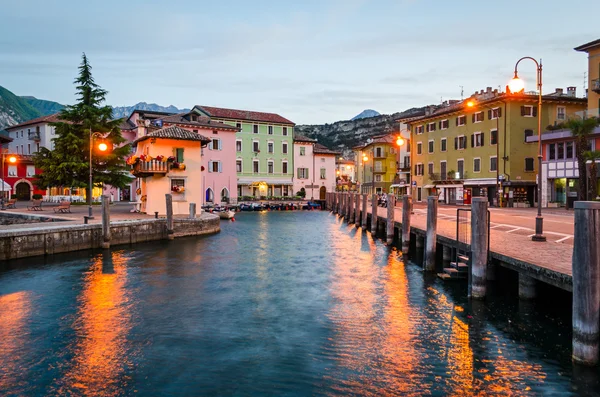 Gardasjön, staden av Torbole (Trentino, Italien) på tidigt på morgonen — Stockfoto