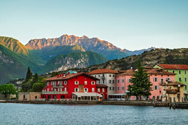 Het Gardameer, stad van Torbole (Trentino, Italië) op de vroege ochtend — Stockfoto