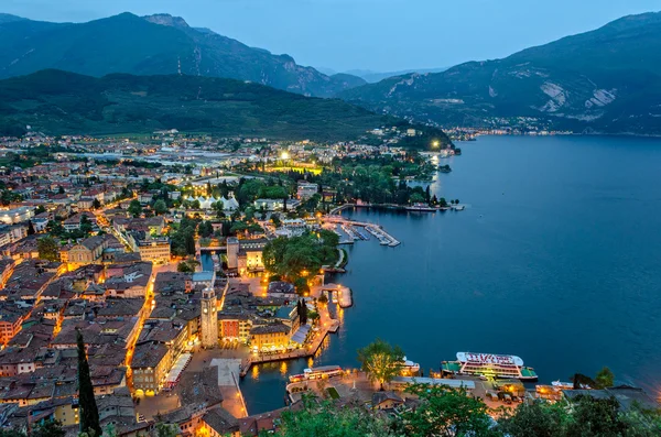 Jezero garda, města riva del Garda, Itálie — Stock fotografie