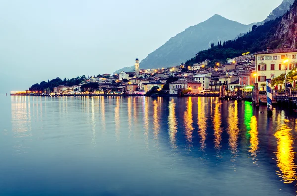 Gardasjön, staden limone sul Garda (Lombardiet, Italien) på blå timmen — Stockfoto