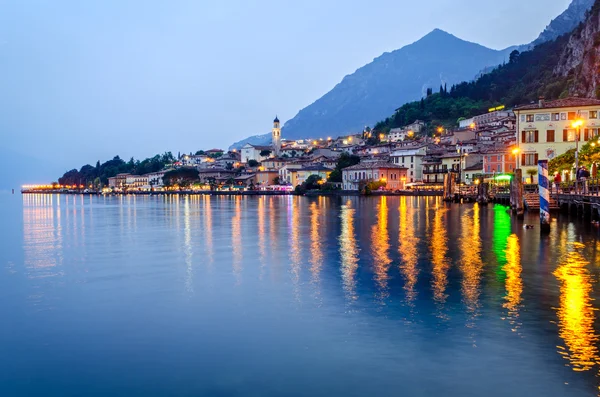 Lago de Garda, Ciudad de Limone sul Garda (Lombardía, Italia) a la hora azul — Foto de Stock