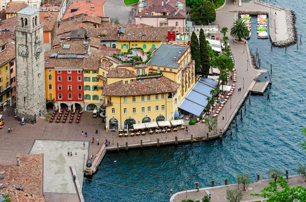 Jezero garda, města riva del Garda, Itálie — Stock fotografie