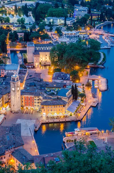 Gardasjön, staden riva del Garda, Italien (blå timmen) — Stockfoto