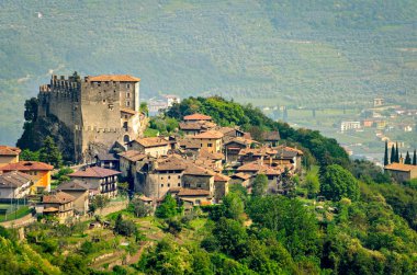 Tenno, Trentino Alto Adige (İtalya), köy ve kale