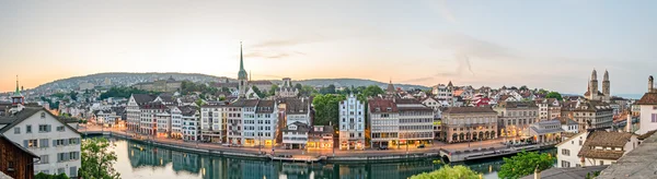 Zurich, HD panorama, casco antiguo y el río Limmat al amanecer, Suiza — Foto de Stock