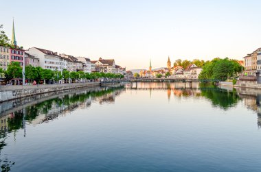 Zürih, tarihi kent merkezine ve Limmat Nehri, gündoğumu, İsviçre
