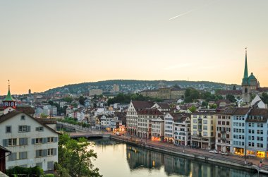 Zürih, tarihi kent merkezine ve Limmat Nehri, gündoğumu, İsviçre