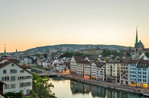 Zürih, tarihi kent merkezine ve Limmat Nehri, gündoğumu, İsviçre
