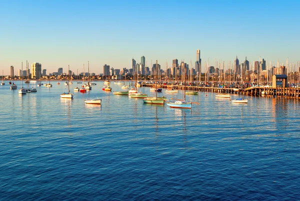 Panorama Melbourne ze St Kilda při západu slunce (Victoria, Austrálie) — Stock fotografie