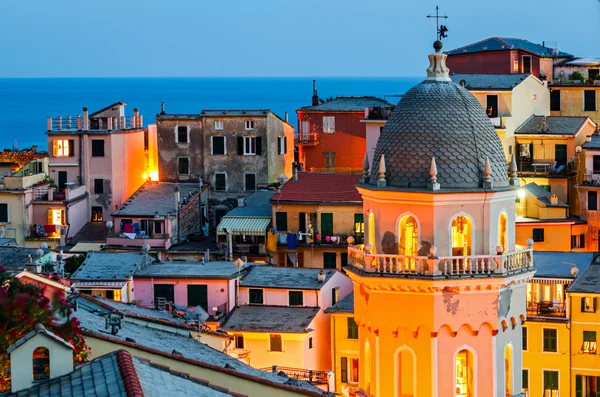 Vernazza, alacakaranlıkta Cinque Terre (İtalyan Rivierası, Liguria) — Stok fotoğraf