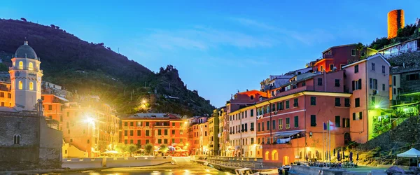 Vernazza, cinque terre (italienische Riviera, ligurien) in der Dämmerung — Stockfoto