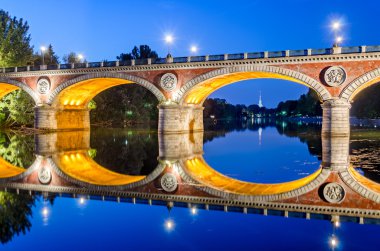 Torino (Torino), Ponte Isabella ve nehir Po mavi saatte (ile arka planda Mole Antonelliana)