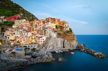 Manarola, alacakaranlıkta Cinque Terre (İtalyan Rivierası, Liguria)