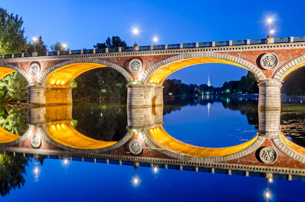 Turin (Torino), a Ponte Isabella és a Pó folyó (a Mole Antonelliana, háttérben a kék óra) — Stock Fotó