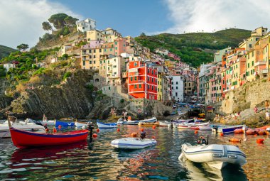 Riomaggiore, gün batımında Cinque Terre (İtalyan Rivierası, Liguria)