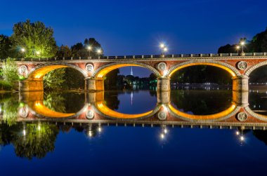 Turin Torino Ponte Isabella ve nehir Po saatte mavi ile Mole Antonelliana içinde belgili tanımlık geçmiş