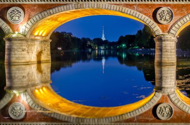 Turin Torino Ponte Isabella ve nehir Po saatte mavi ile Mole Antonelliana içinde belgili tanımlık geçmiş