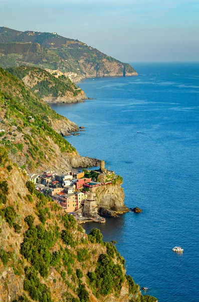 Vernazza, Cinque Terre (Riviera Italiana, Ligúria) ao pôr do sol — Fotografia de Stock