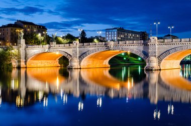 Turin (Torino), köprü Umberto ı ve mavi saatte Po Nehri