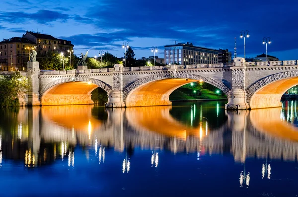 Turín (Torino), Puente Umberto I y el río Po a la hora azul —  Fotos de Stock