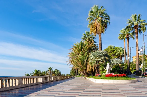 Sanremo, lungomare e Statua della Primavera — Foto Stock