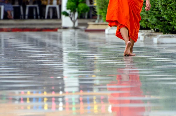 Bangkok (Thaïlande), moine bouddhiste marchant pieds nus — Photo