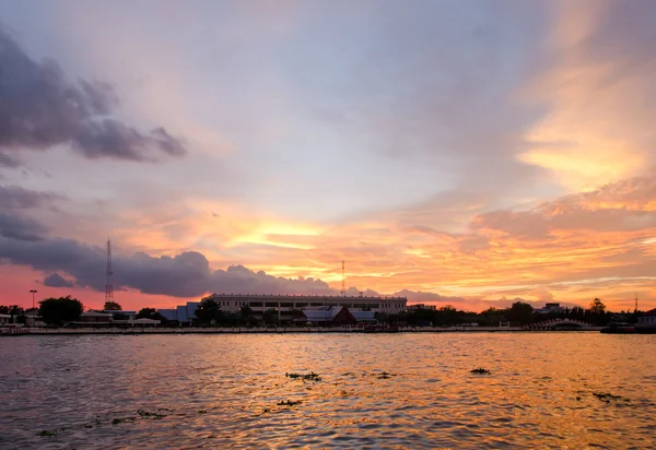Bangkoku (Tajlandia), zachód słońca na rzekę Chao Phraya — Zdjęcie stockowe