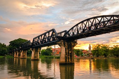 Kanchanaburi (Tayland), köprünün Kwai Nehri üzerinde
