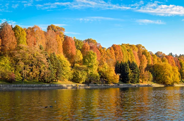 Turin (Torino) Parco del Valentino in Autumn colors — Stock Photo, Image