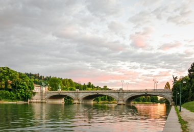 Turin (Torino), köprü Umberto ı ve gün batımında Po Nehri