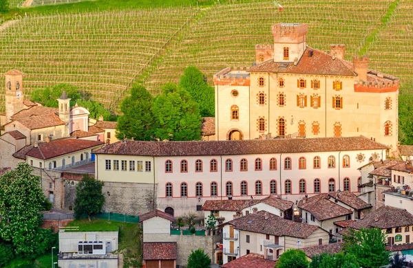 Barolo hrad (Le Langhe v regionu Piemont, Itálie) — Stock fotografie