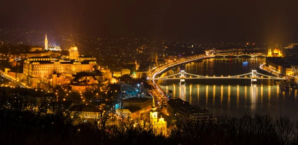 Panoramę Budapeszt nocą z węgierskiego parlamentu — Zdjęcie stockowe