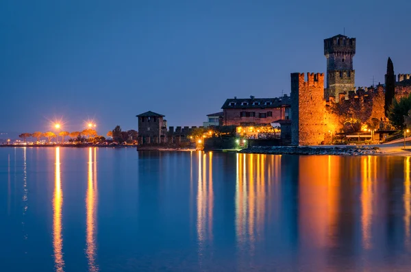 在黄昏时分的西尔 (Lago di Garda) 米奥 — 图库照片