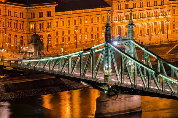 Ponte della Libertà di Budapest di notte — Foto Stock