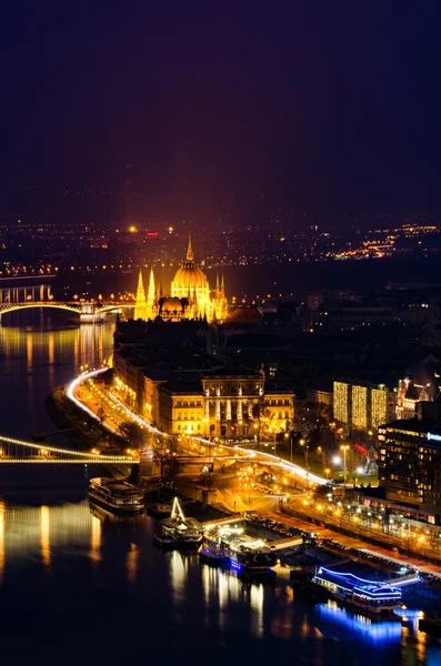 Budapeste panorama noturno com o Parlamento húngaro — Fotografia de Stock