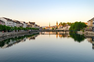 Zürih, tarihi kent merkezine ve gündoğumu (İsviçre, Limmat Nehri)